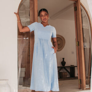 VESTIDO LUCIANA FRANZIDO E BOLSOS EM CREPE AZUL