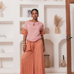 CONJUNTO NINA BLUSA E PANTALONA EM TELA BORDADA CORAL