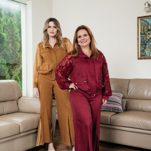 CONJUNTO STELA JAQUETA E PANTALONA EM CREPE E RENDA MARSALA