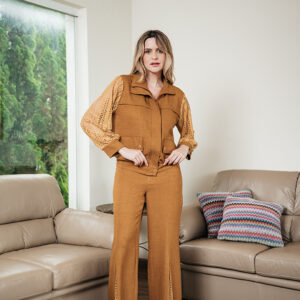 CONJUNTO STELA JAQUETA E PANTALONA EM CREPE E TELA BORDADA