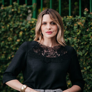 BLUSA TICIANE PALA BORDADA EM CREPE PRETO