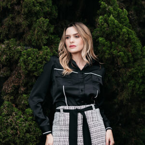 BLUSA MARIA REGINA FITA BORDADA EM CETIM PRETO