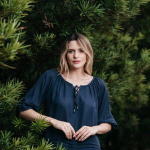 BLUSA ELIANA PREGAS MANGA E BARRA EM CREPE MARINHO