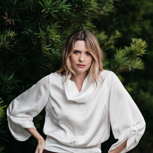 BLUSA ELBA GOLA CAGULE E LASTEX NA BARRA EM CETIM BRANCO