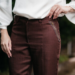 CALÇA TANIA RECORTE E ZIPER EM CREPE TWILL MARROM