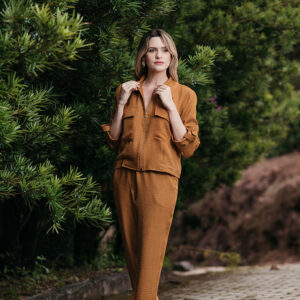 CONJUNTO AMANDA BLUSA ZIPER FRENTE E CALÇA ELASTICO CINTURA EM CREPE OCRE