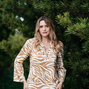 BLUSA LUANA COM ILHOS NO DECOTE EM CREPE ZEBRADO