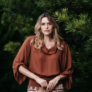 BLUSA ELBA GOLA CAGULE E LASTEX NA BARRA EM CREPE MARROM