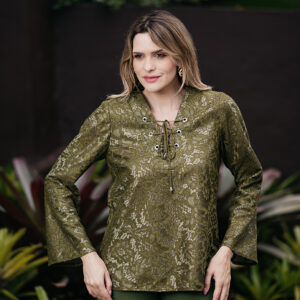BLUSA LUANA COM ILHOS NO DECOTE EM RENDA BORDADA VERDE