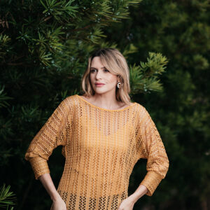 BLUSA LORENA COM REGATA EM TELA BORDADA MOSTARDA