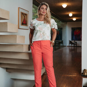 CALÇA AMANDA PREGAS FRENTE EM CREPE CORAL